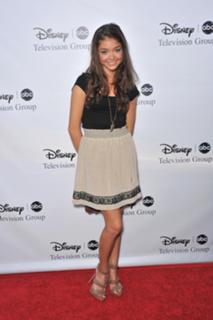 Sarah Hyland feet photo thumbnail