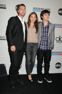 Sarah Hyland feet photo thumbnail