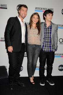 Sarah Hyland feet photo thumbnail