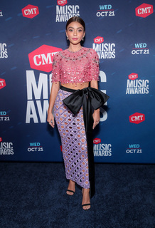 Sarah Hyland feet photo thumbnail