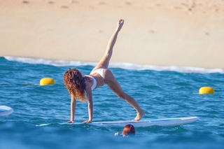 Sarah Hyland feet photo thumbnail