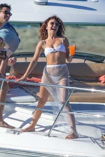Sarah Hyland feet photo thumbnail