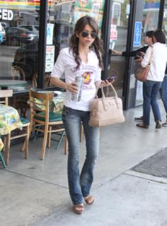 Sarah Hyland feet photo thumbnail