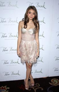Sarah Hyland feet photo thumbnail