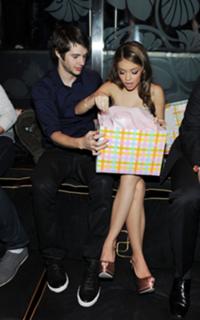 Sarah Hyland feet photo thumbnail