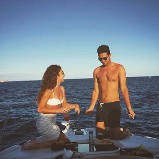 Sarah Hyland feet photo thumbnail