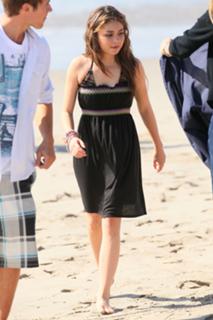 Sarah Hyland feet photo thumbnail