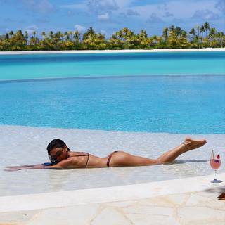Sarah Hyland feet photo thumbnail