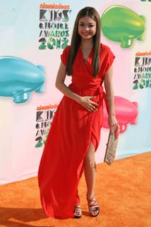 Sarah Hyland feet photo thumbnail