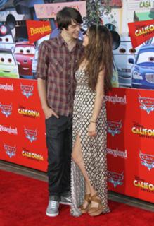 Sarah Hyland feet photo thumbnail