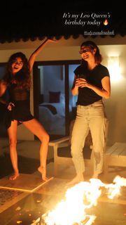 Sarah Hyland feet photo thumbnail