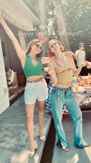 Sarah Hyland feet photo thumbnail