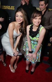 Sarah Hyland feet photo thumbnail