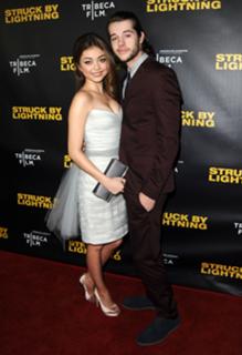 Sarah Hyland feet photo thumbnail