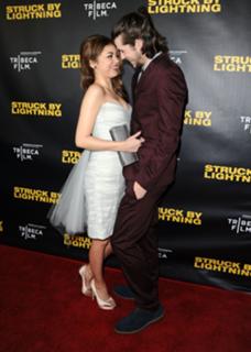Sarah Hyland feet photo thumbnail