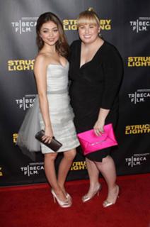 Sarah Hyland feet photo thumbnail