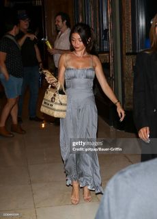 Sarah Hyland feet photo thumbnail