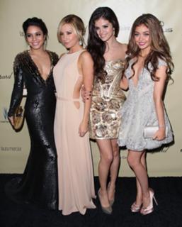 Sarah Hyland feet photo thumbnail