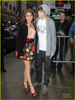 Sarah Hyland feet photo thumbnail