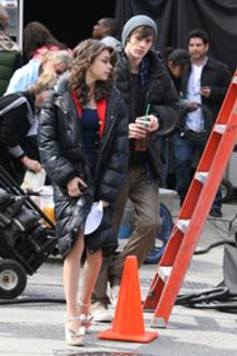 Sarah Hyland feet photo thumbnail