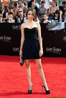 Sarah Hyland feet photo thumbnail