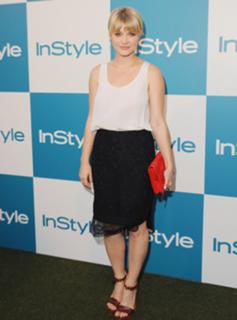 Sarah Jones feet photo thumbnail