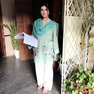 Sarah Khan feet photo thumbnail