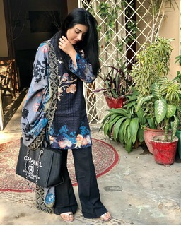 Sarah Khan feet photo thumbnail