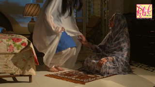 Sarah Khan feet photo thumbnail