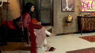 Sarah Khan feet photo thumbnail