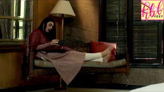 Sarah Khan feet photo thumbnail