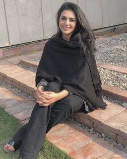 Sarah Khan feet photo thumbnail