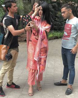 Sarah Khan feet photo thumbnail