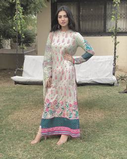 Sarah Khan feet photo thumbnail