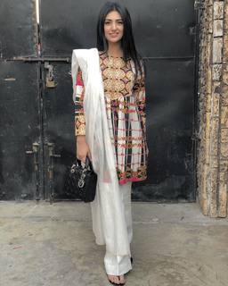 Sarah Khan feet photo thumbnail