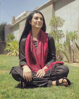 Sarah Khan feet photo thumbnail