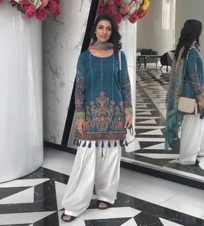 Sarah Khan feet photo thumbnail