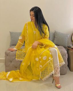 Sarah Khan feet photo thumbnail