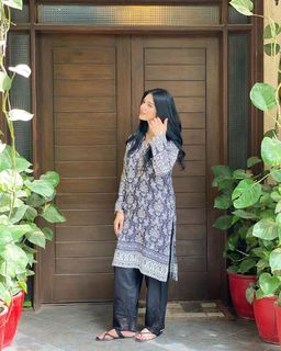 Sarah Khan feet photo thumbnail