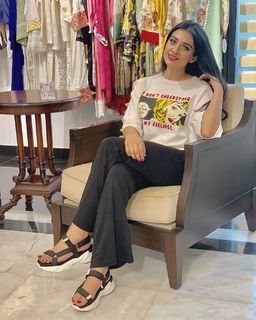 Sarah Khan feet photo thumbnail