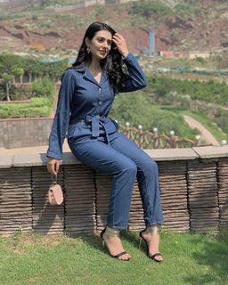 Sarah Khan feet photo thumbnail