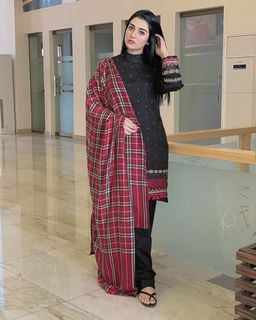 Sarah Khan feet photo thumbnail