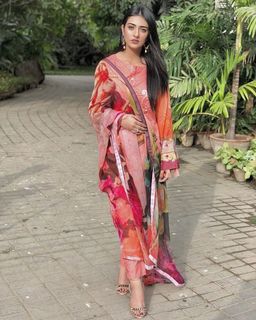 Sarah Khan feet photo thumbnail