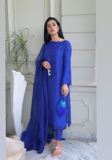 Sarah Khan feet photo thumbnail