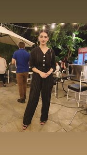 Sarah Khan feet photo thumbnail