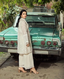 Sarah Khan feet photo thumbnail