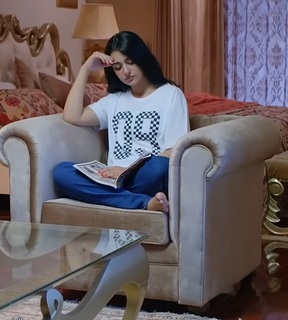 Sarah Khan feet photo thumbnail