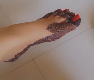 Sarah Khan feet photo thumbnail