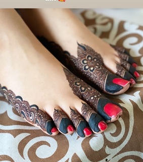 Sarah Khan feet photo thumbnail