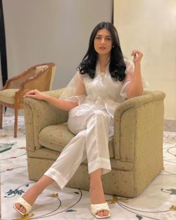 Sarah Khan feet photo thumbnail